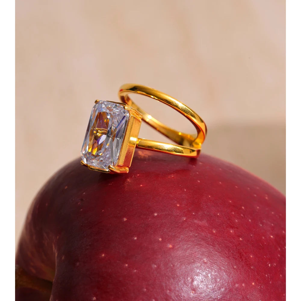ANILLO DE LUJO SOLITARIO DORADO CON CIRCONITA EN FORMA DE ESMERALDA