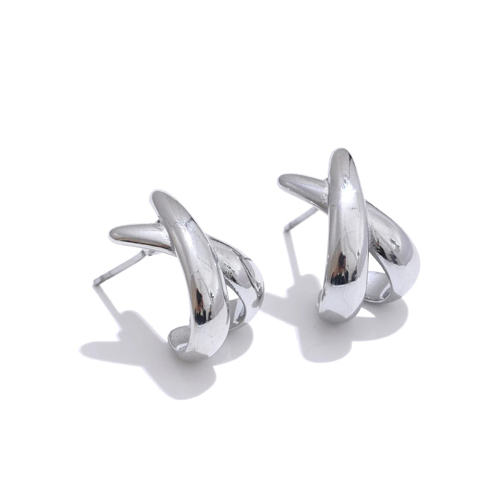 PENDIENTES DORADO DE DISEÑO ANUDADO CON  TEXTURA