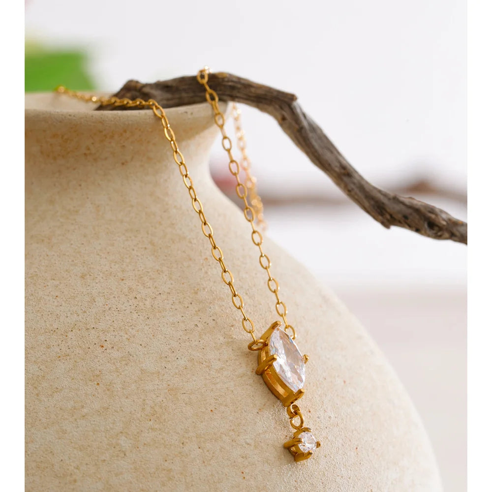Collar con circonita en forma de gota en acero inoxidable