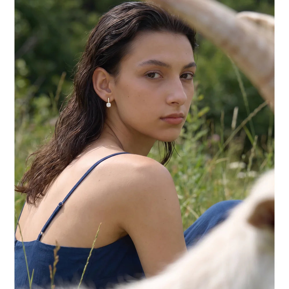 PENDIENTES SOLITARIO CIRCONITA DORADOS ,DISEÑO VERSATIL Y MINIMALISTA.HIPOALERGENICO.