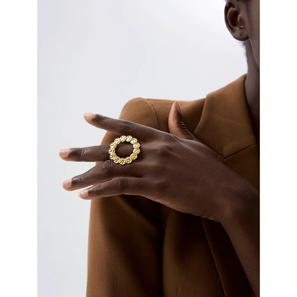 Anillo dorado circular con textura martillada · Sole