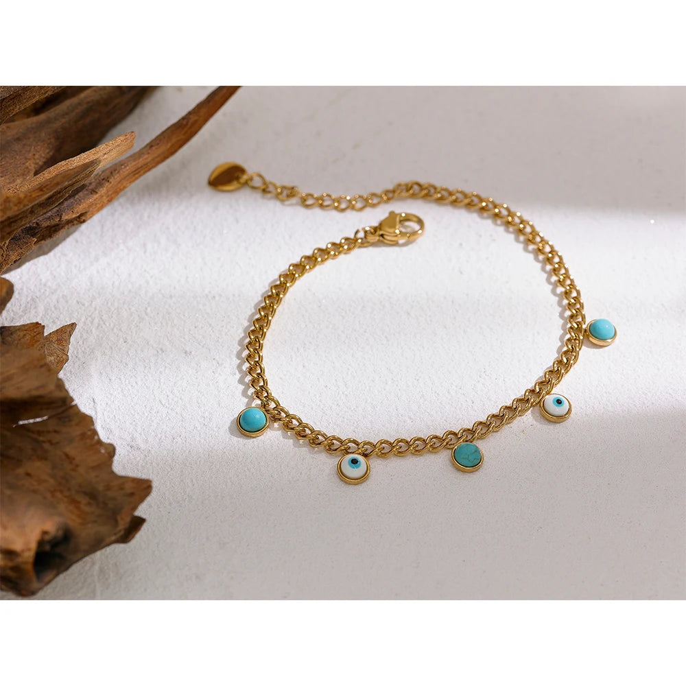 Pulsera dorada con dijes y detalles de resina