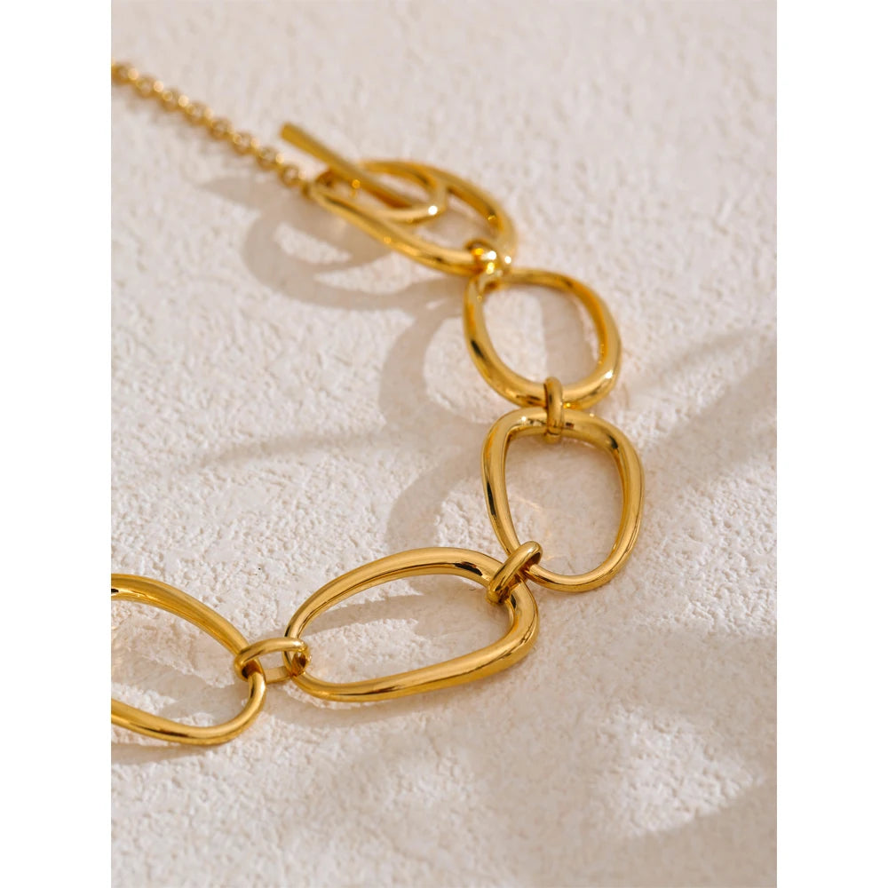 Collar dorado de eslabones orgánicos · Aria