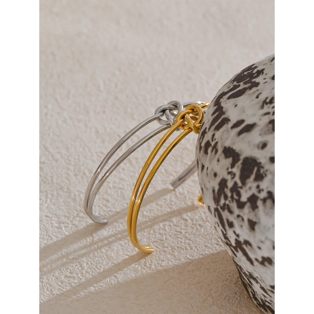 PULSERA RIGIDA CON NUDO DORADO