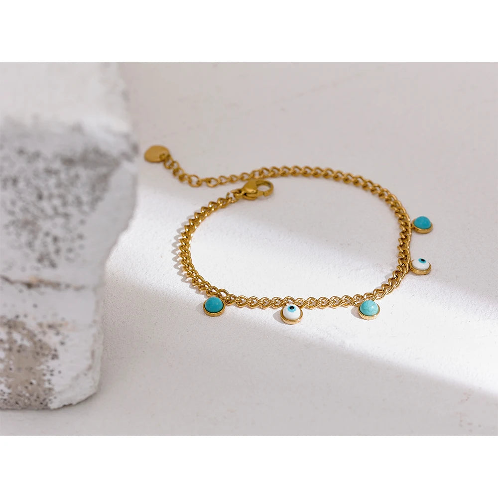 Pulsera dorada con dijes y detalles de resina