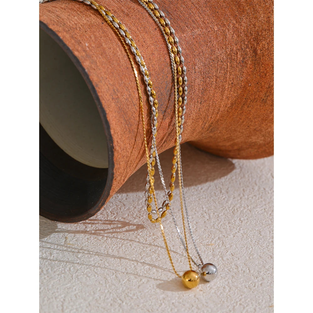 COLLAR DOBLE CAPA DORADO CON UN DIJE CIRCULAR
