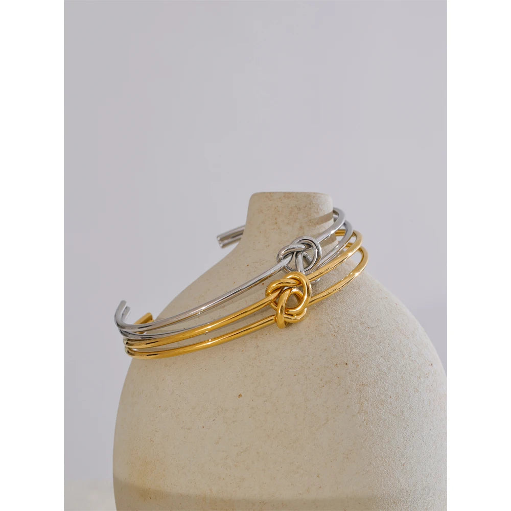 PULSERA RIGIDA CON NUDO DORADO