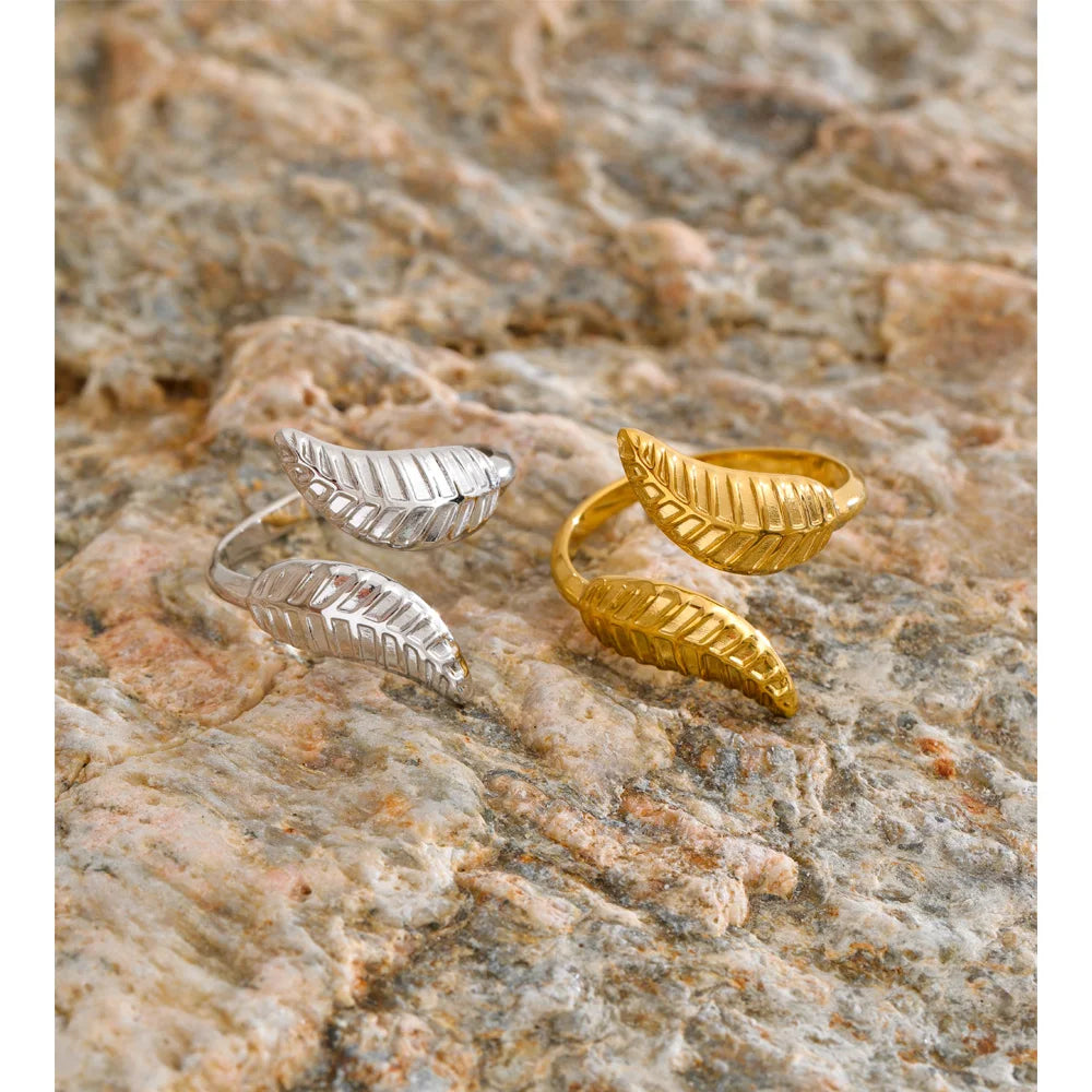 Anillo ajustable con diseño de hoja en acero inoxidable