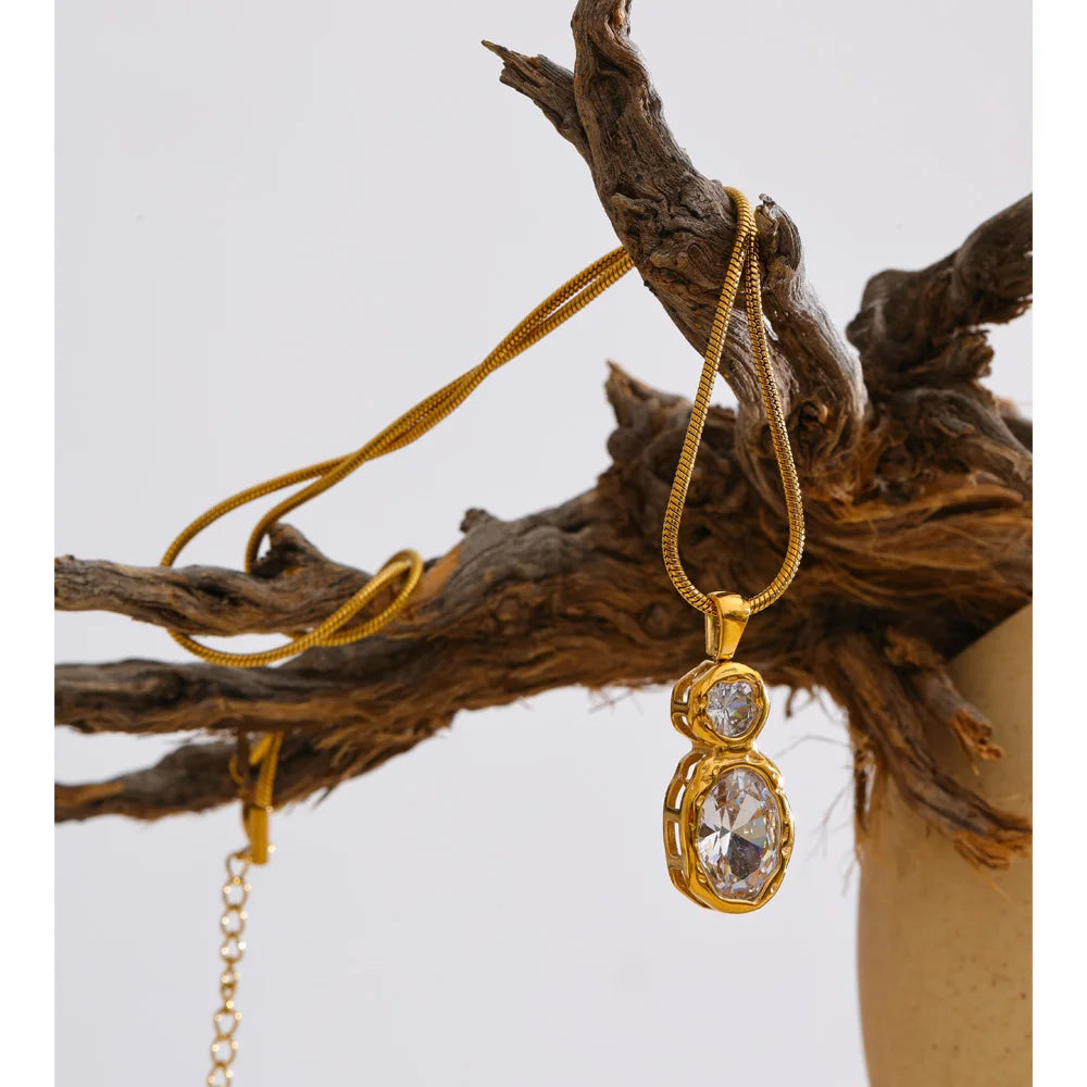 Collar con colgante ovalado de circonita