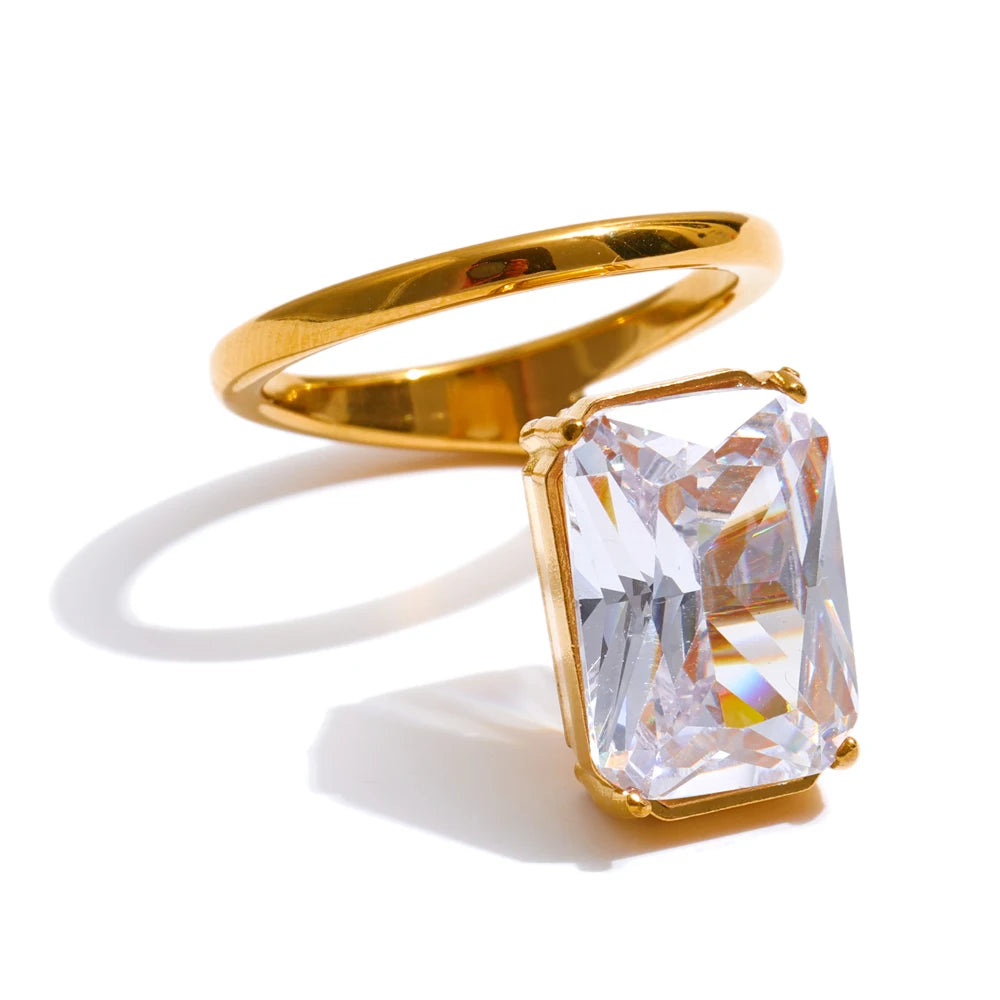 ANILLO DE LUJO SOLITARIO DORADO CON CIRCONITA EN FORMA DE ESMERALDA
