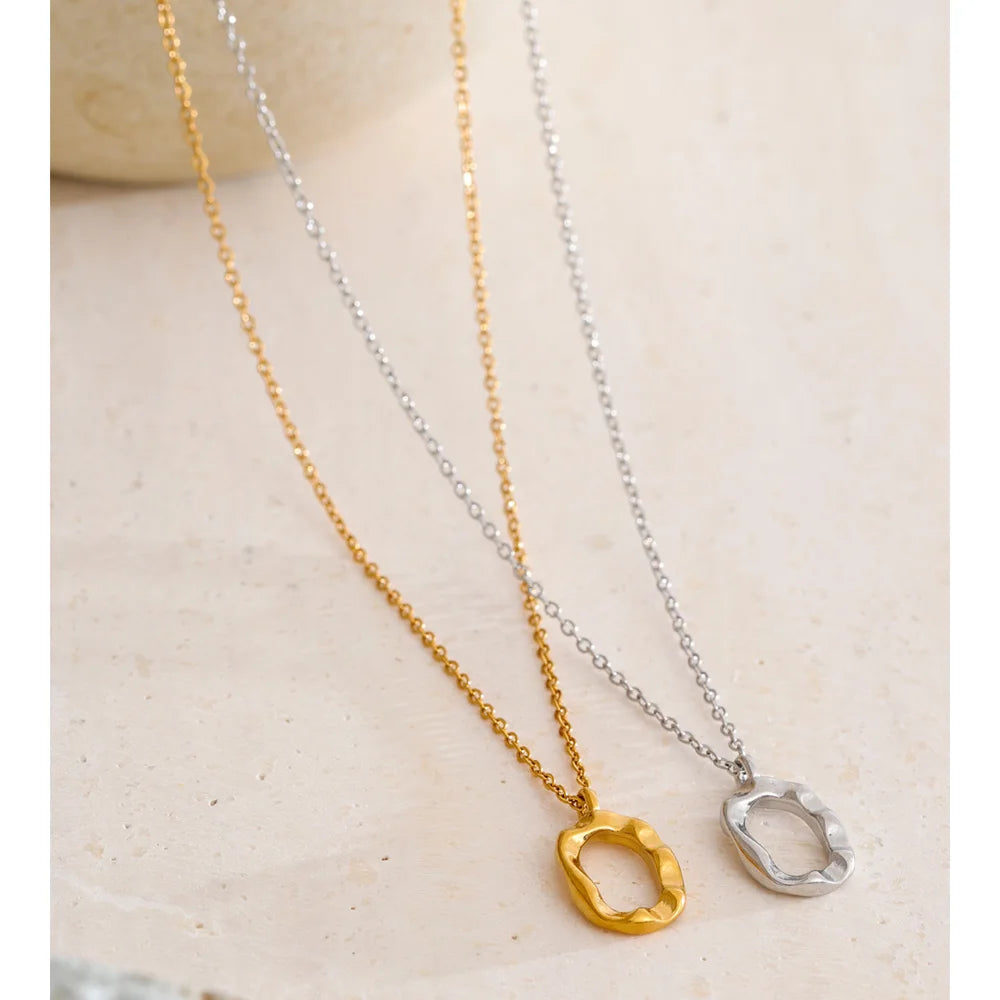 Collar con colgante ovalado hueco en acero inoxidable