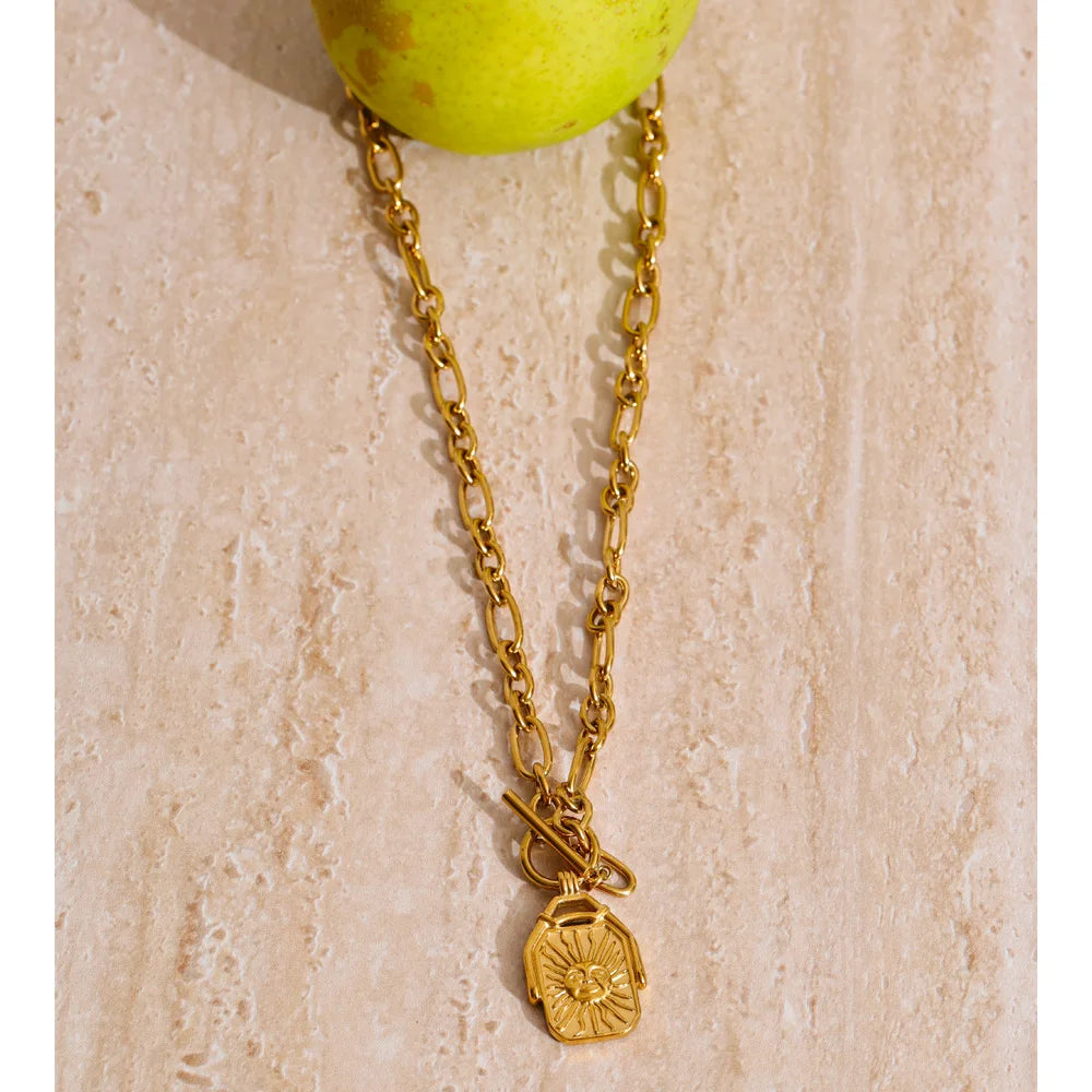 Collar dorado con colgante rectangular reversible de sol y luna