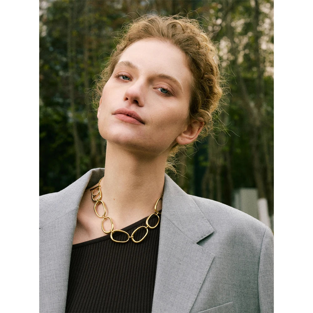 Collar dorado de eslabones orgánicos · Aria