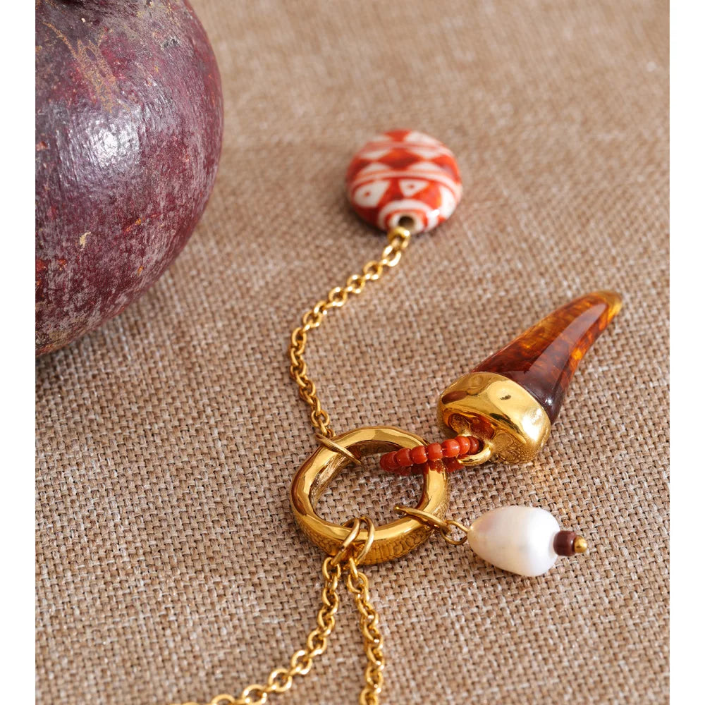 Collar largo con colgante de cuerno de resina