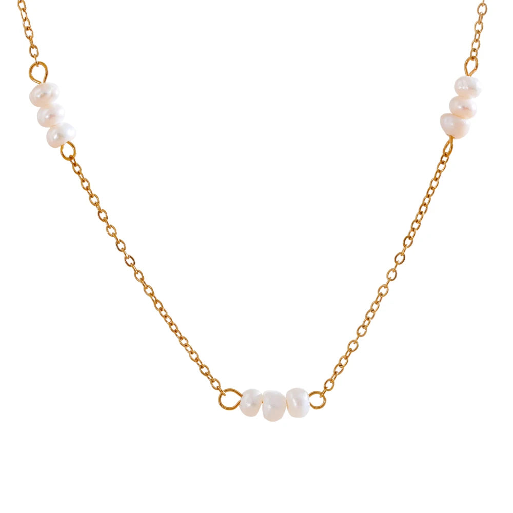 Collar de perlas naturales de agua dulce con cadena dorada