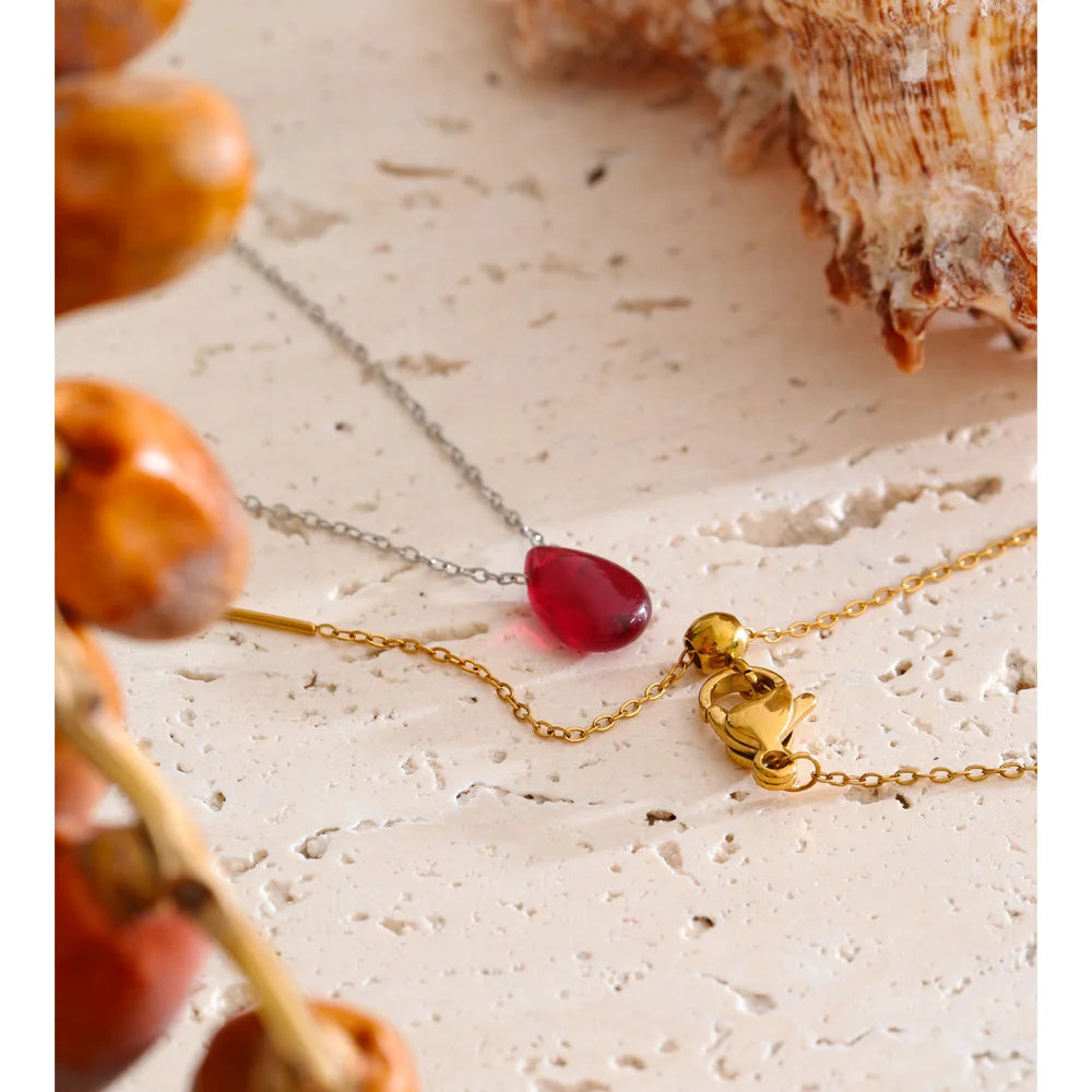 COLLLAR DORADO CON COLGANTE DE RESINA ROJO