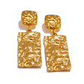 Pendientes rectangulares dorados martillados · Aurea