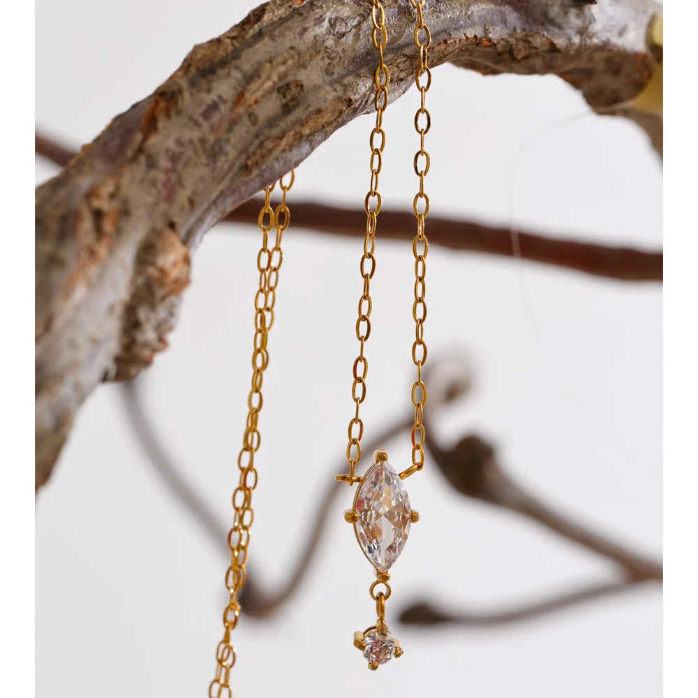 Collar con circonita en forma de gota en acero inoxidable