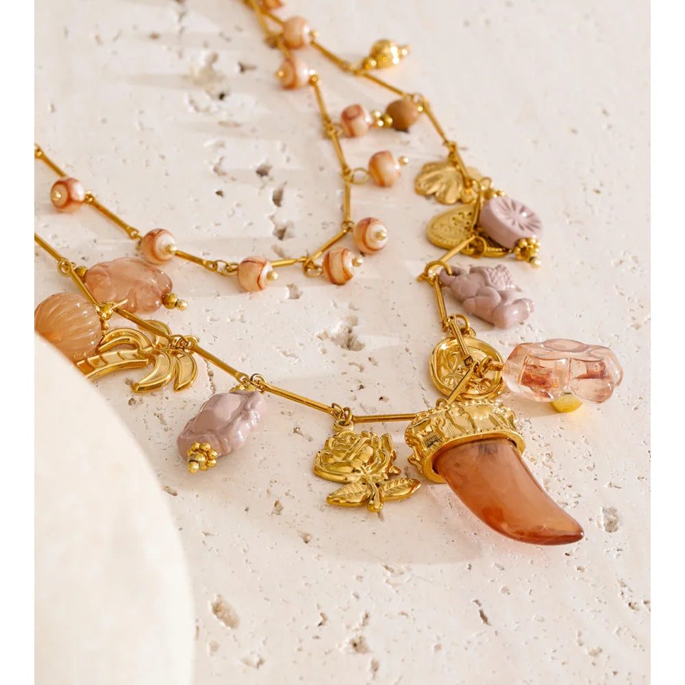 Collar de doble capa con cuentas de resina y dijes