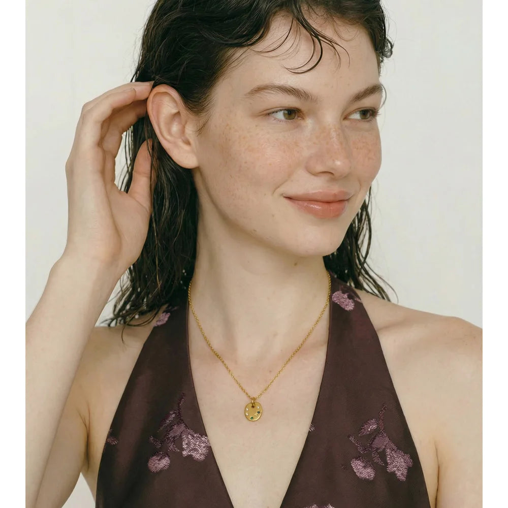 COLLAR DORADO  BAÑADO EN 18K CON DIJE DE PIEDRAS DE COLORES