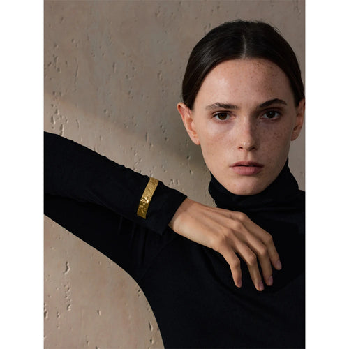 Brazalete abierto dorado con textura martillada