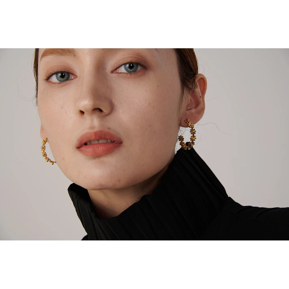 PENDIENTES ARO FLORES DORADAS DISEÑO BOHO ,LIGERAS Y COMODAS DE UN ESTILO ROMANTICO.