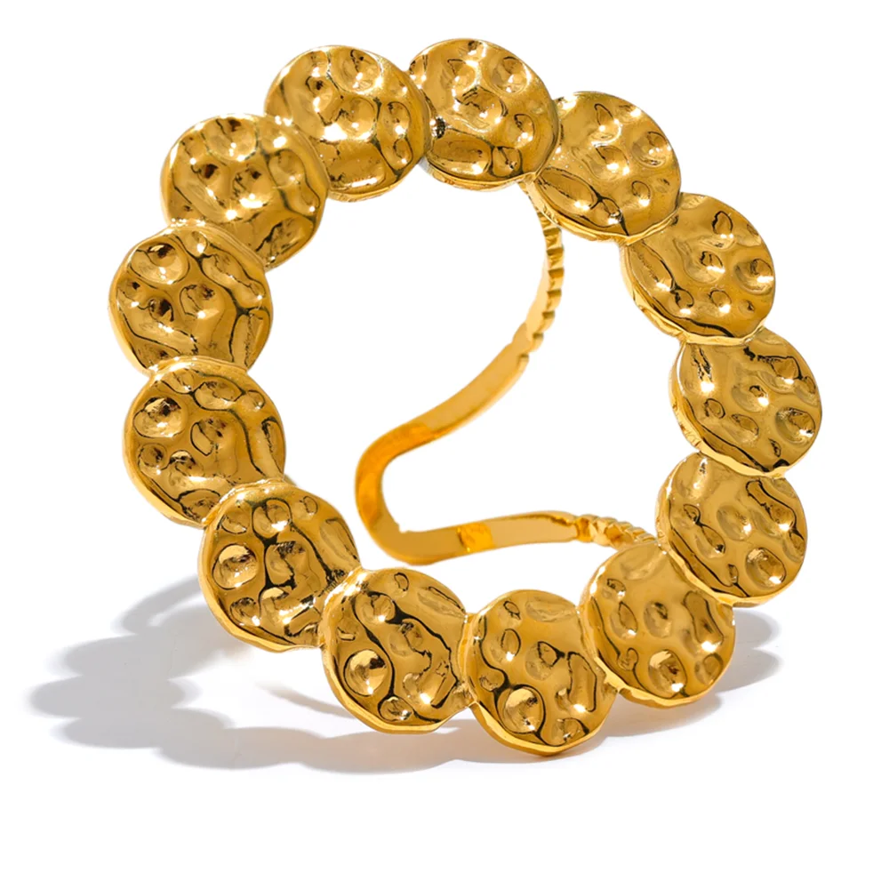 Anillo dorado circular con textura martillada · Sole