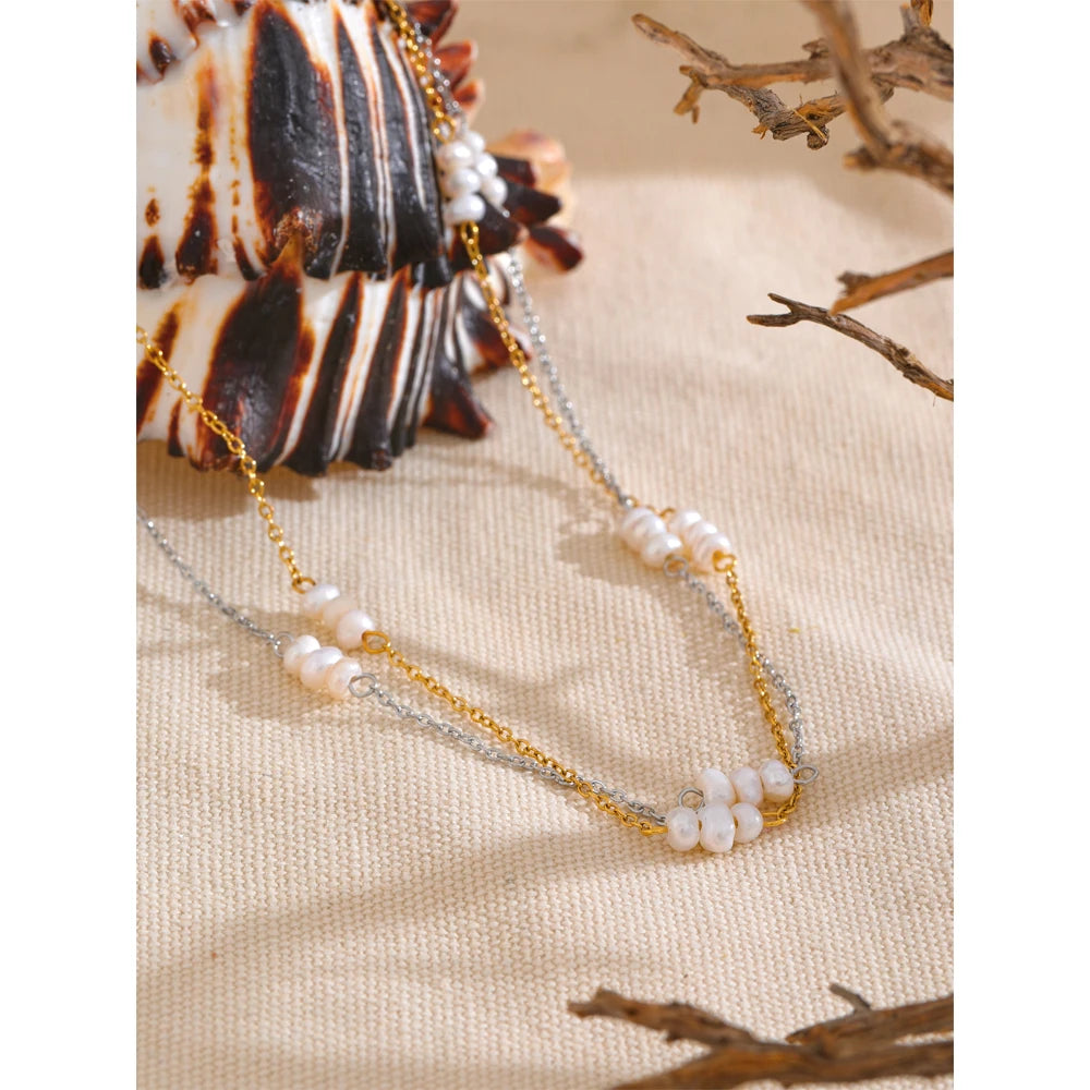 Collar de perlas naturales de agua dulce con cadena dorada