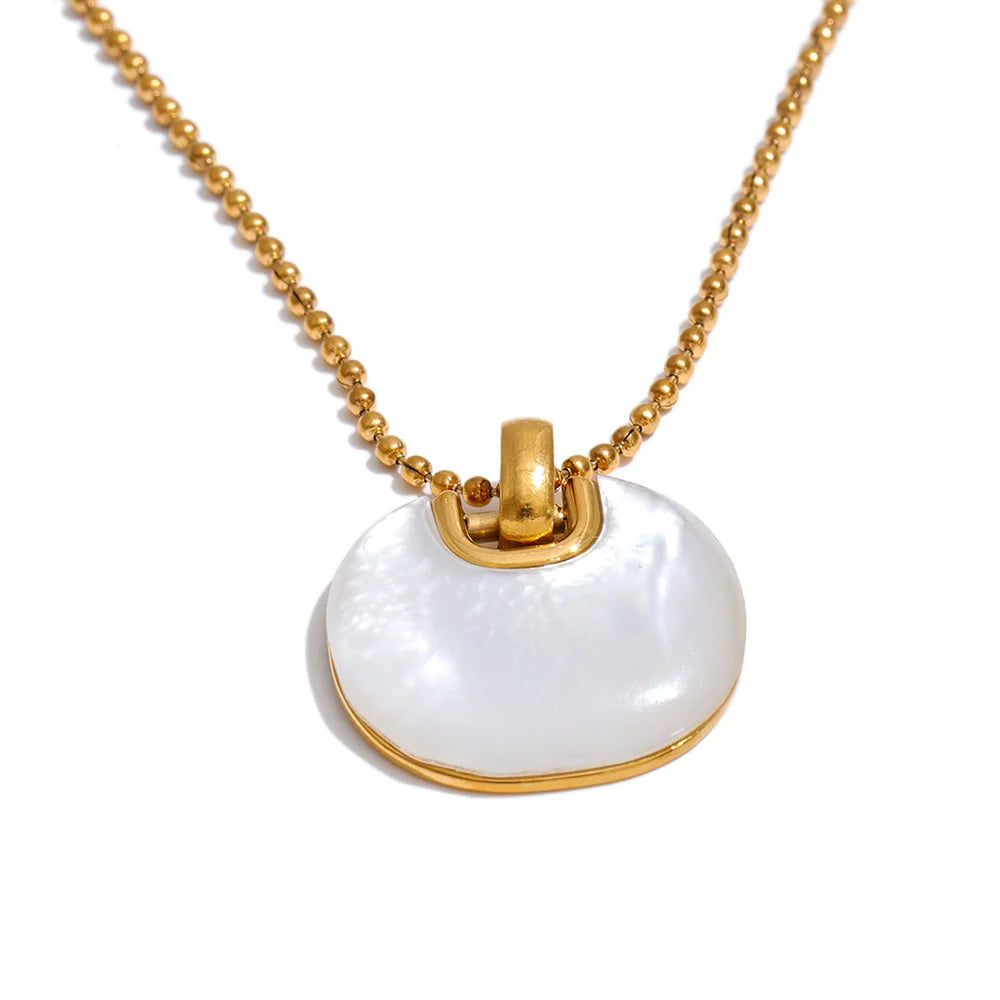 COLLAR DE ACERO INOXIDABLE BAÑADO EN ORO 18K CON CONCHA NATURAL