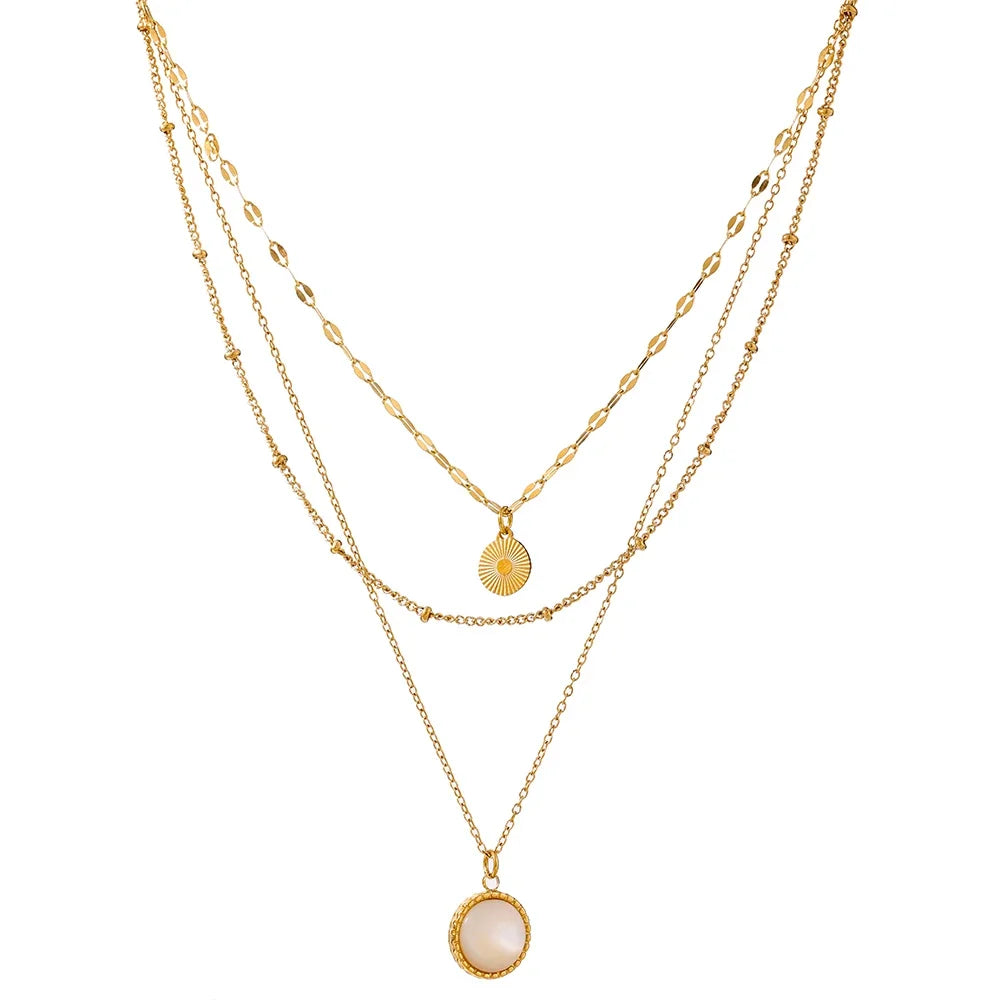 Collar dorado de tres capas con colgantes · Luna