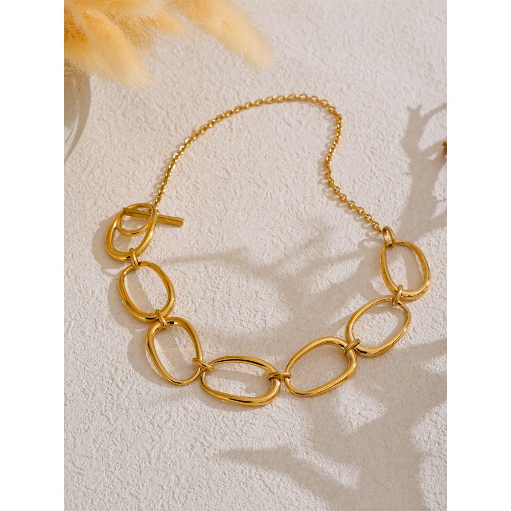Collar dorado de eslabones orgánicos · Aria