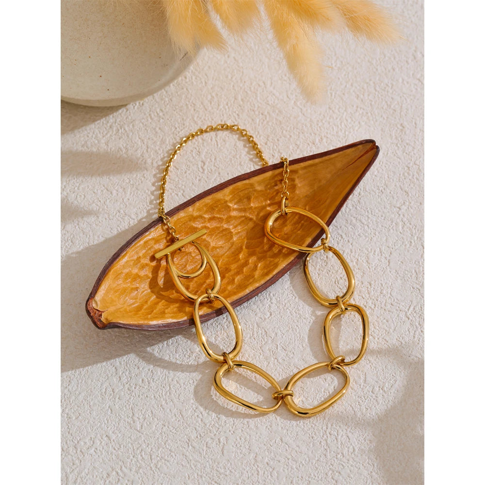 Collar dorado de eslabones orgánicos · Aria