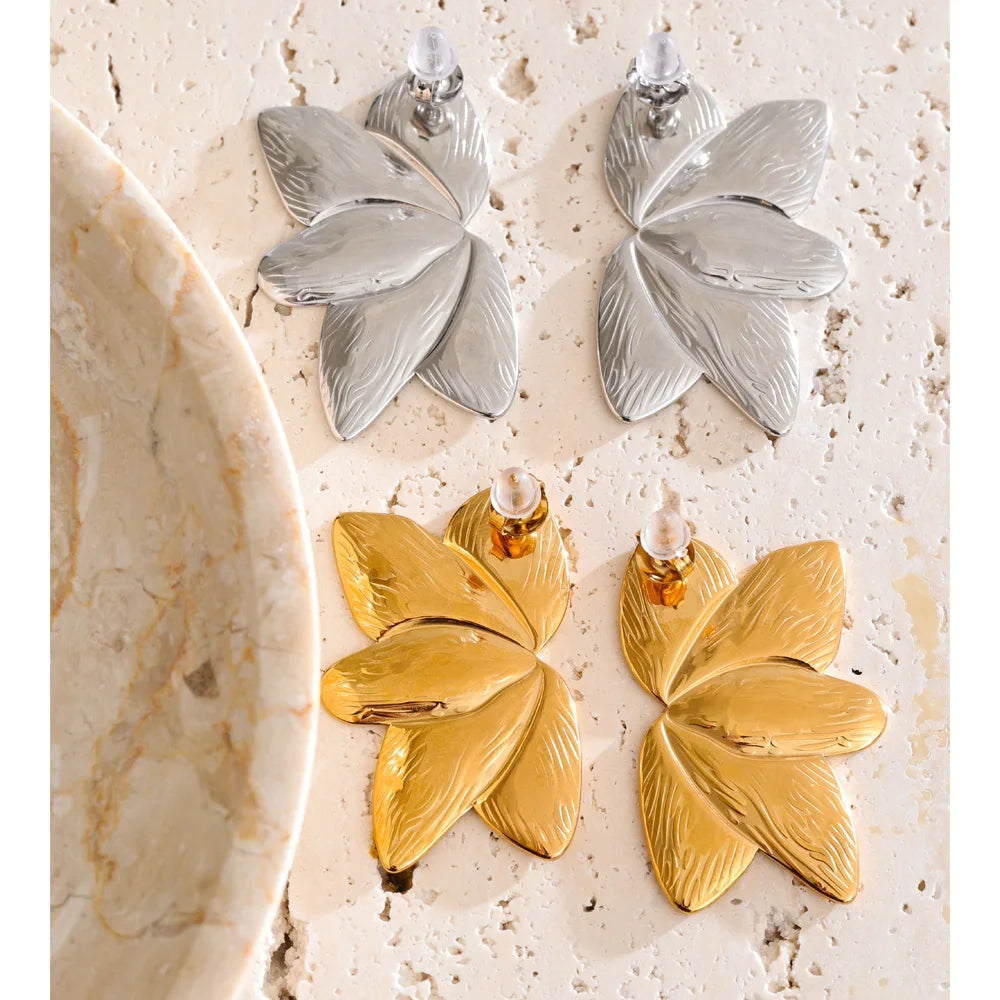 PENDIENTES FLOR DORADA TEXTURA ORGANICA DE ACERO BAÑADO EN ORO 18K