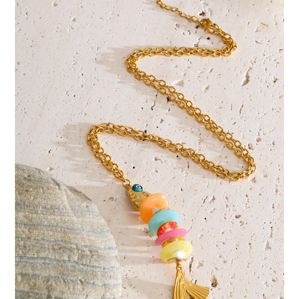 Collar largo con colgante de pez de resina