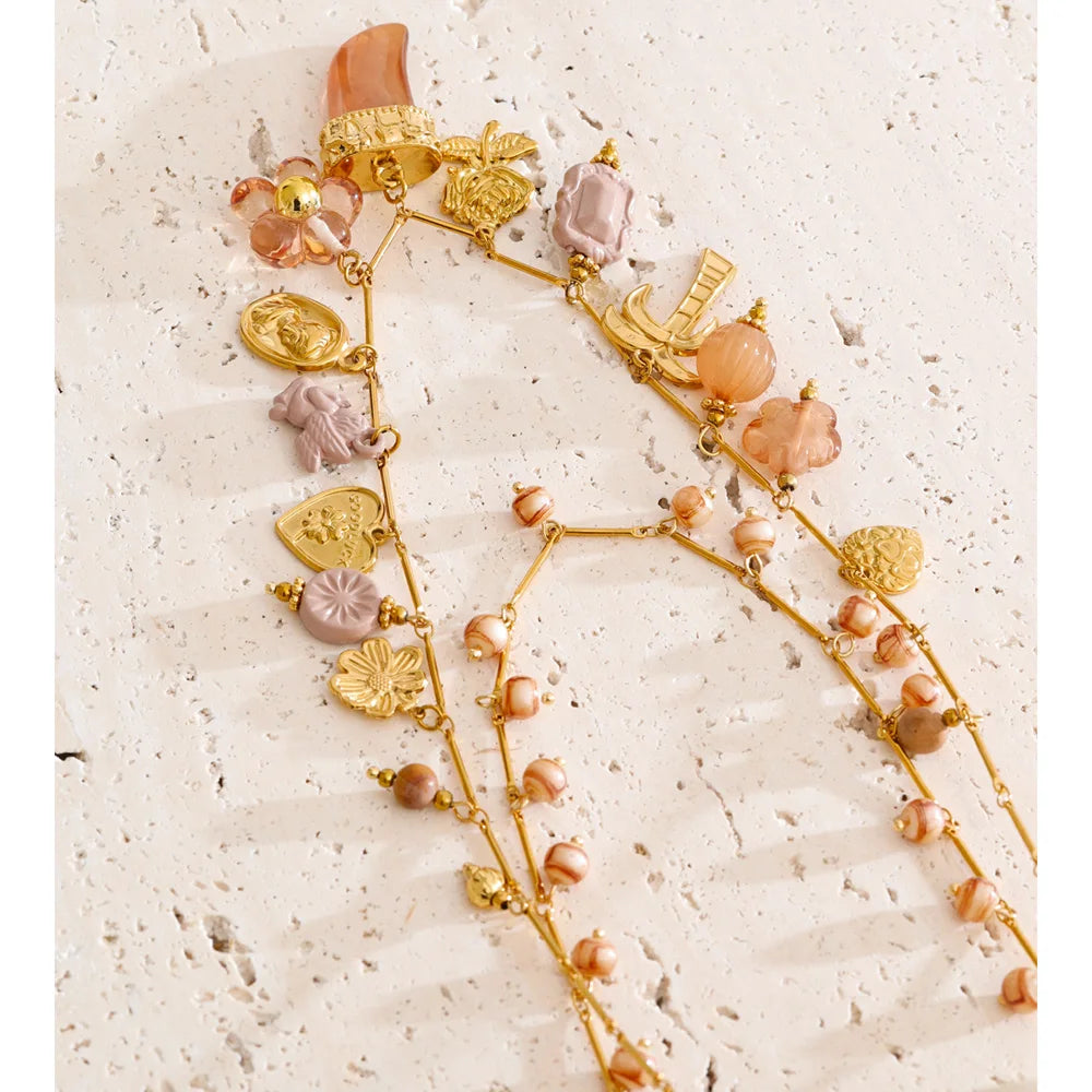 Collar de doble capa con cuentas de resina y dijes