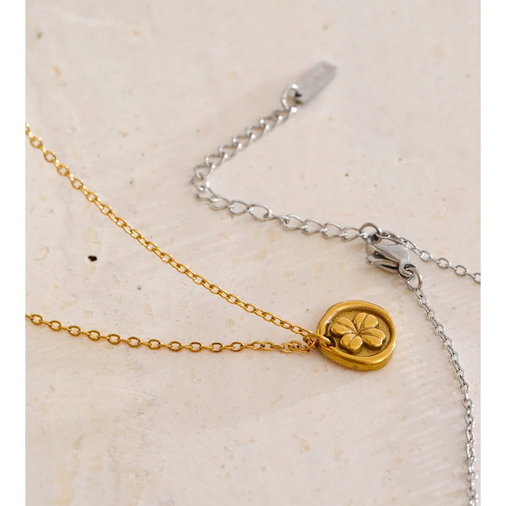 Collar con colgante de flor en acero inoxidable