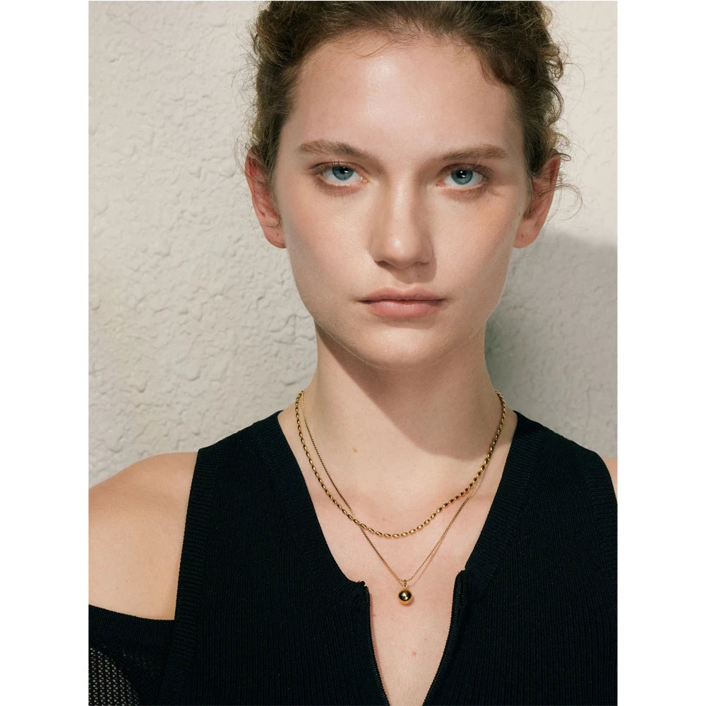 COLLAR DOBLE CAPA DORADO CON UN DIJE CIRCULAR