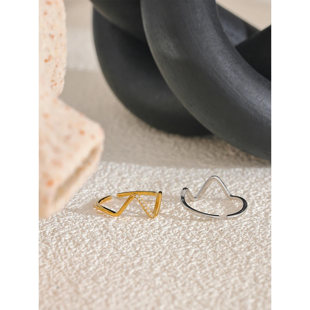 ANILLO EN FORMA DE V  CON CIRCONITAS