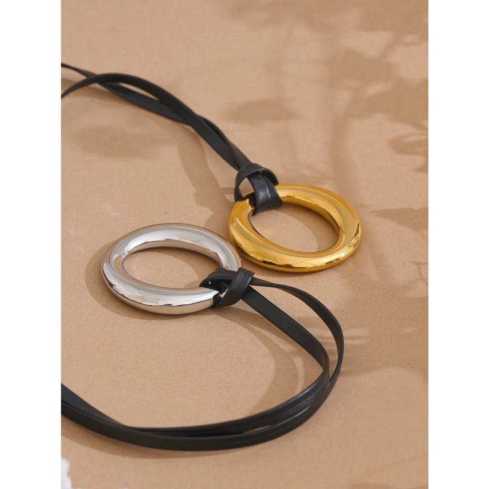 Collar largo de piel sintética con colgante redondo