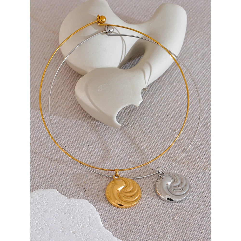 COLLAR GARGANTILLA DORADO RIGIDA CON MEDALLON EN ESPIRAL