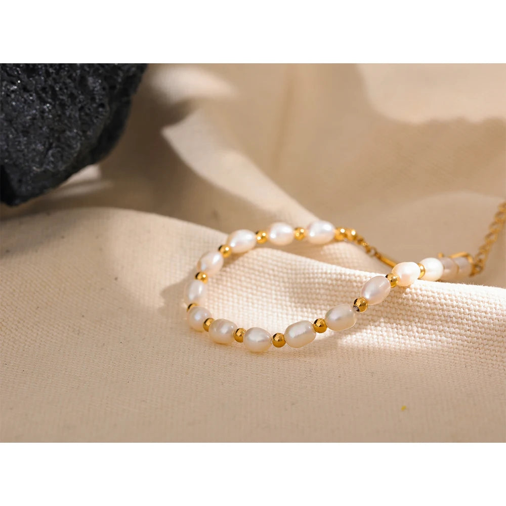 PULSERA DE PERLAS NATURALES CON CUENTAS DORADAS