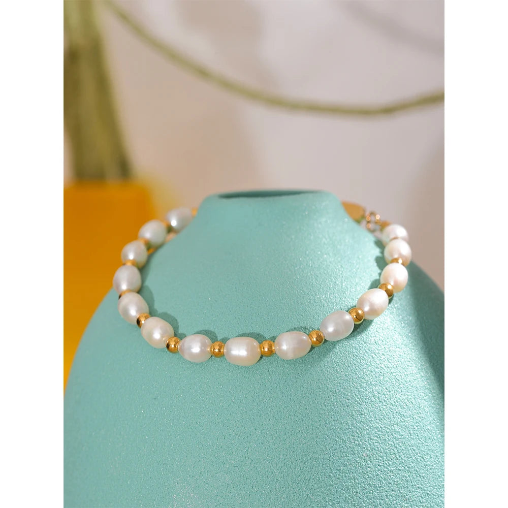 PULSERA DE PERLAS NATURALES CON CUENTAS DORADAS