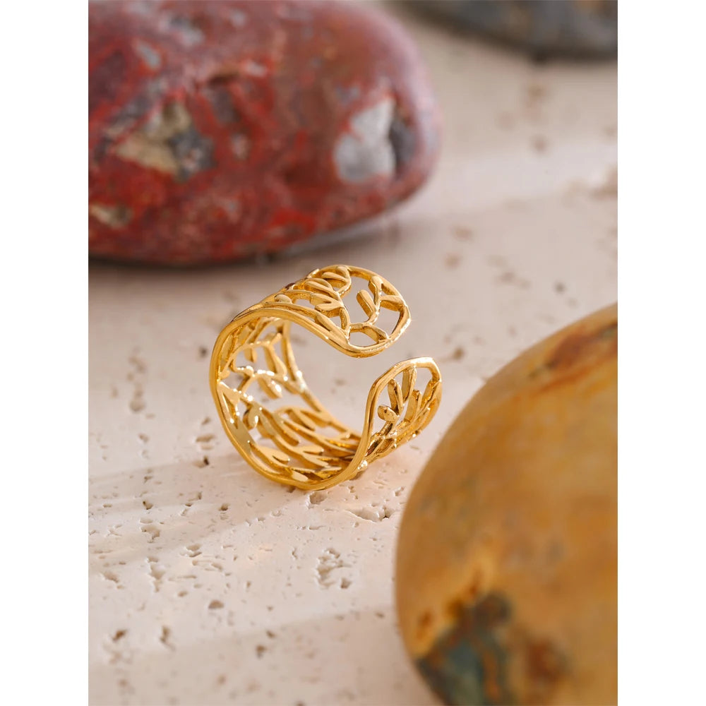 Anillo abierto dorado con diseño de hoja