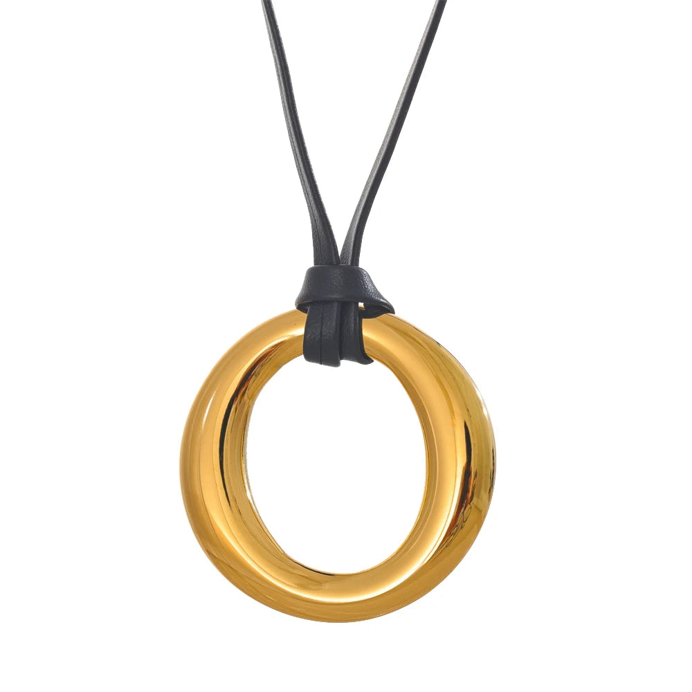 Collar largo de piel sintética con colgante redondo