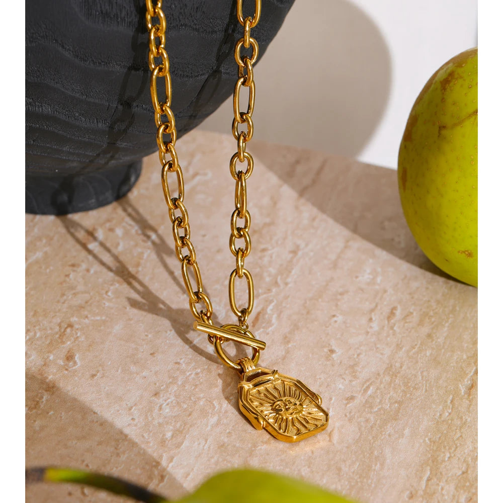 Collar dorado con colgante rectangular reversible de sol y luna