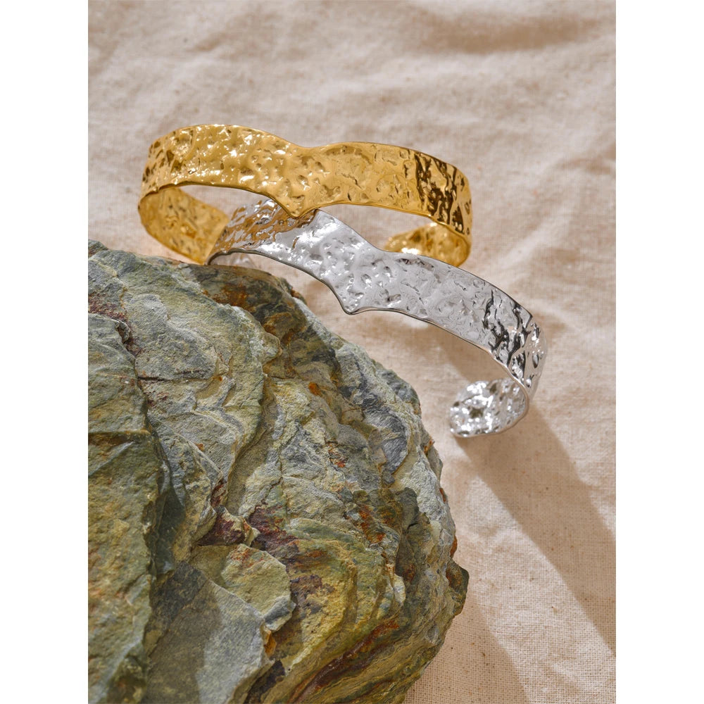 Brazalete abierto dorado con textura martillada
