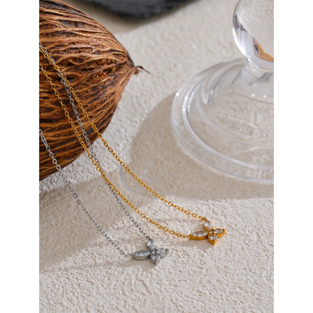 Collar con mariposa de circonitas en acero inoxidable