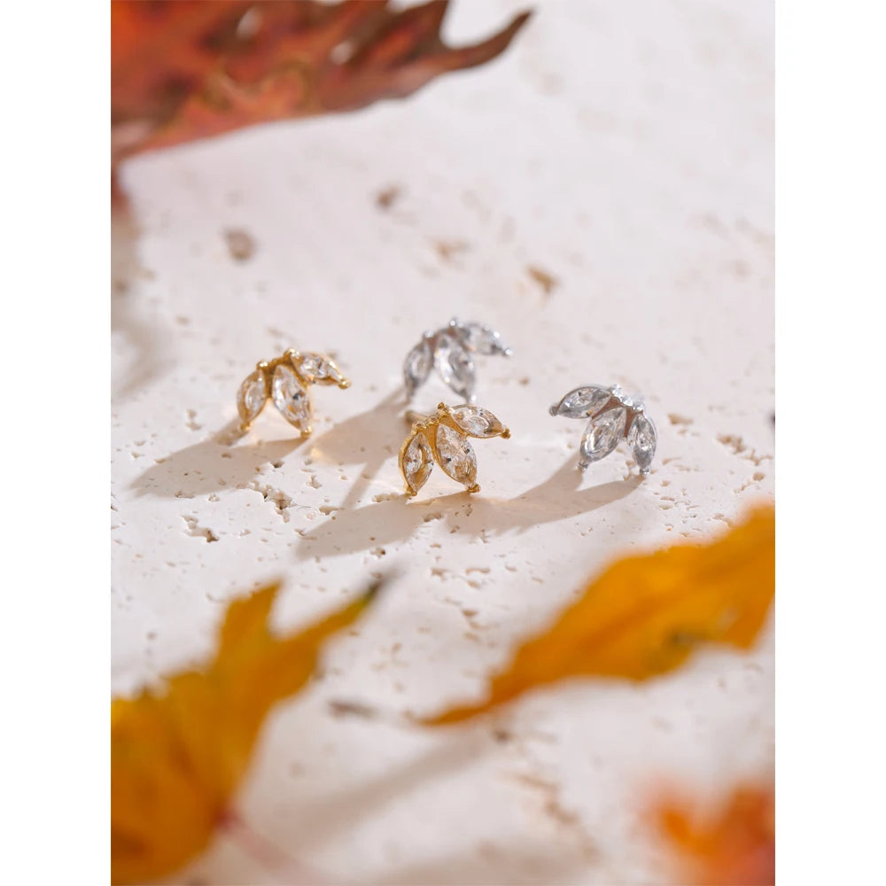 Pendientes pequeños de flor con circonitas