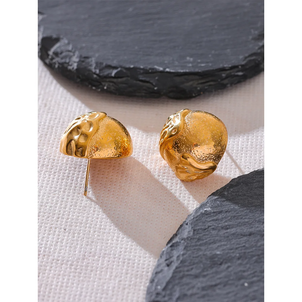 PENDIENTES TIPO BOTON DORADOS TEXTURIZADO