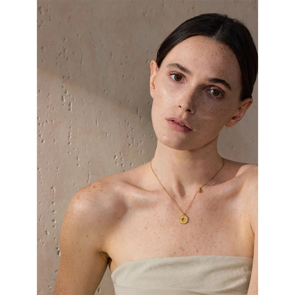 COLLAR DORADO MINIMALISTA CON DIJE CIRCULAR